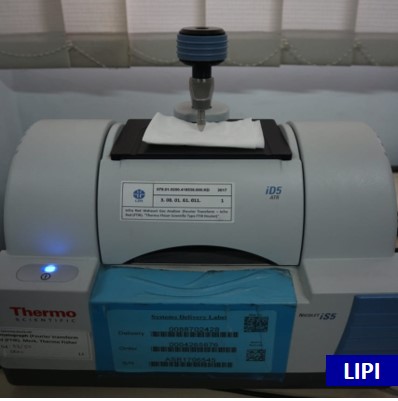 Analisis gugus fungsi dengan FTIR 