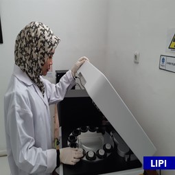 Pengujian komposisi kimia padat menggunakan Energy Dispersive X-Ray Flourescence (ED-XRF)