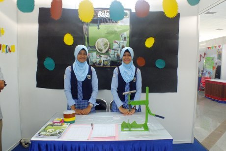 Kisah Para Penemu Muda : Cara Belah Duren Praktis dan Bebas Sakit Ala Putri dan Yunita