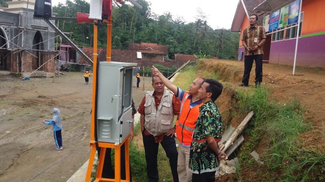 Ilmuwan dari Pusat Penelitian Geoteknologi LIPI, Adrin Tohari bersama ilmuwan dari Pusat Penelitian Fisika LIPI, Suryadi memantau WISELAND. (dok Adrin Tohari)