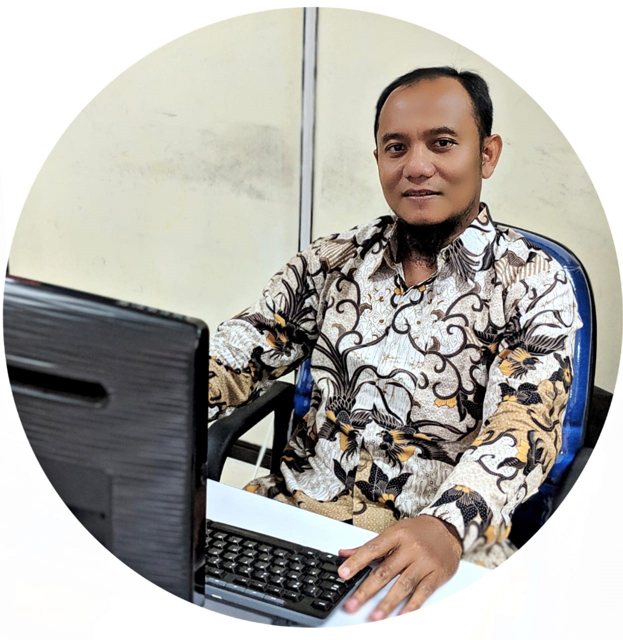 Tri Budhi Suwarsono, S.Pd. : Staf Subbid. Pendidikan Bergelar, Pelatihan Teknis, dan Manajemen Aparatur